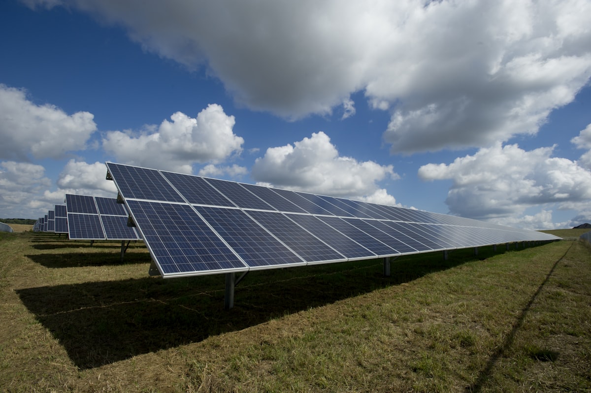 Instalace solárních panelů na rodinný dům: DIY průvodce 2025 - fotovoltaické panely na střeše s kompletním montážním systémem - návod pro kutily