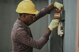 Moderní chladicí systémy pro dílnu s klimatizací a ventilátory pro letní provoz - návod pro kutily