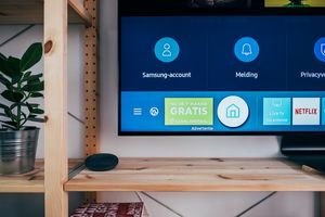Moderní obývací pokoj se Smart TV a multimediálním centrem integrovaným do chytré domácnosti